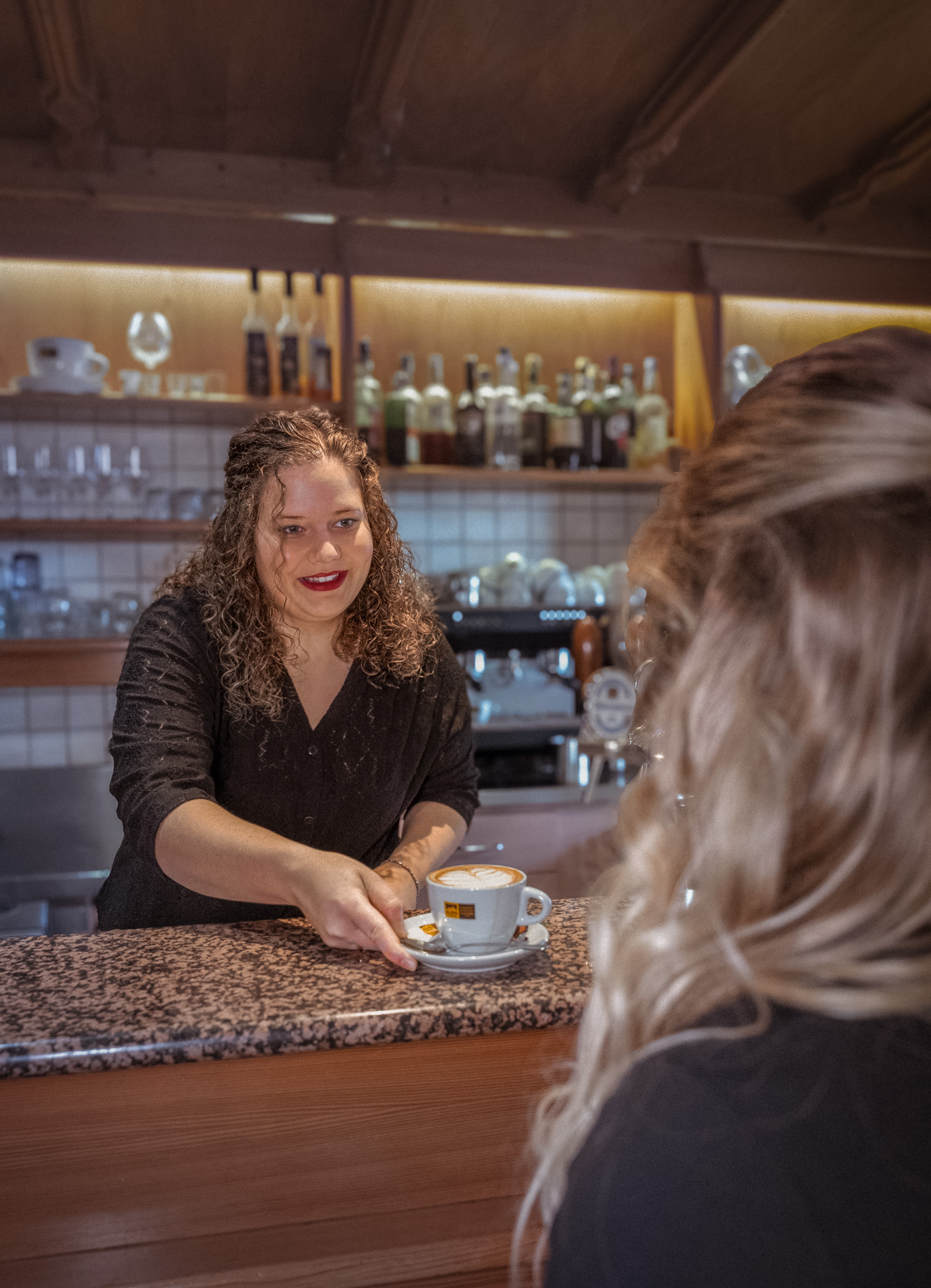 Barista Anja beim Kaffee ausgeben